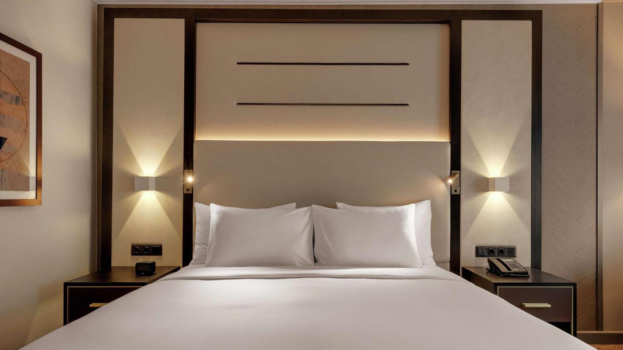 Habitación con cama grande